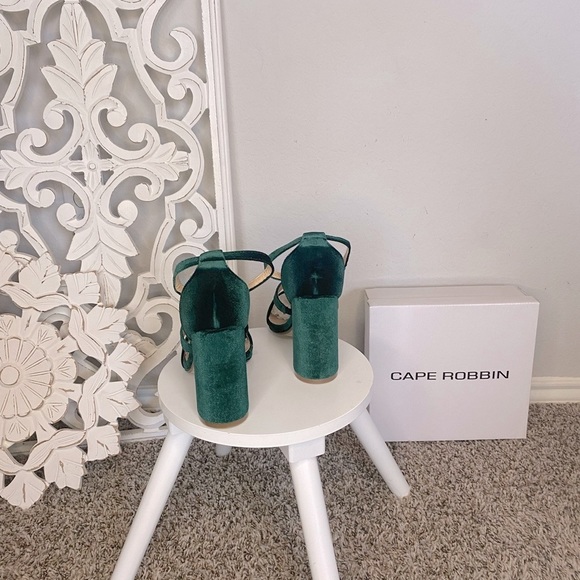 BRAND NEW IN BOX. Emerald green Velvet, nonslip base, leather insole 4 inch! - Picture 9 of 13
